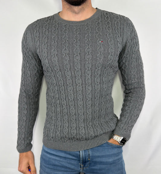 Pull Tommy Hilfiger homme taille S torsadé en très bon état. Pièce seconde main premium sélectionnée par Comptoir Masculin. Expédition rapide depuis la France.