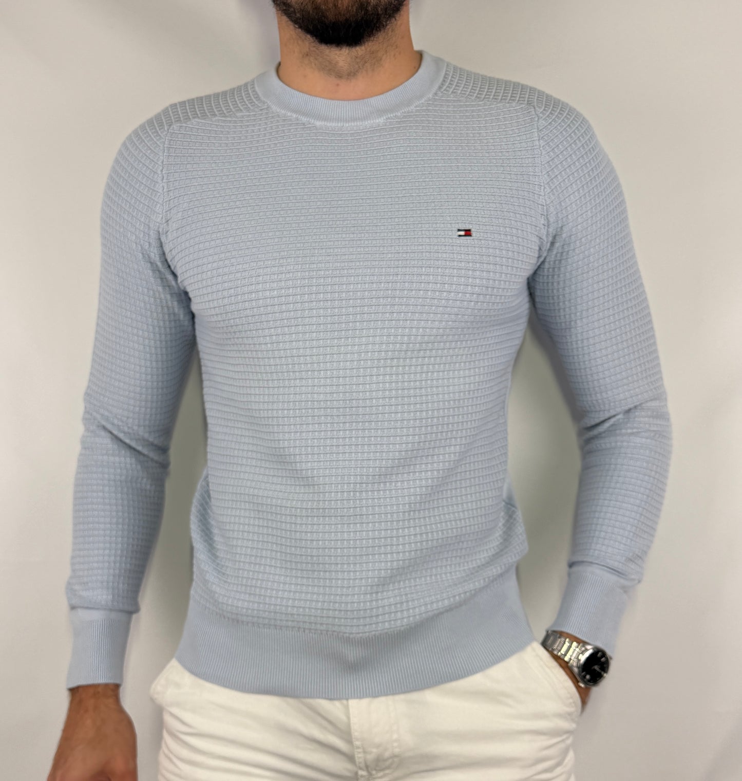 Pull Tommy Hilfiger homme taille XS en très bon état. Pièce seconde main premium sélectionnée par Comptoir Masculin. Expédition rapide depuis la France.