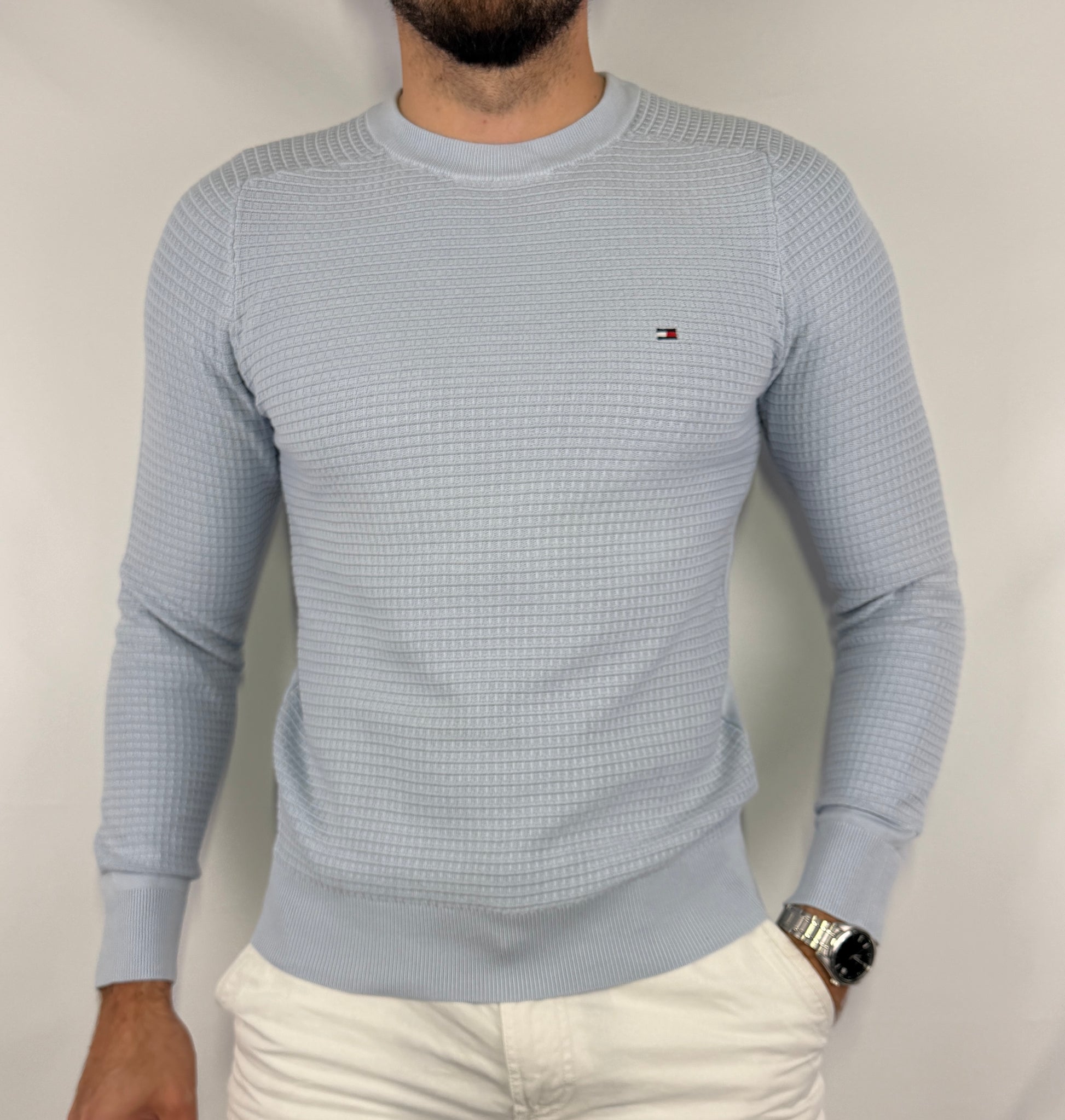 Pull Tommy Hilfiger homme taille XS en très bon état. Pièce seconde main premium sélectionnée par Comptoir Masculin. Expédition rapide depuis la France.