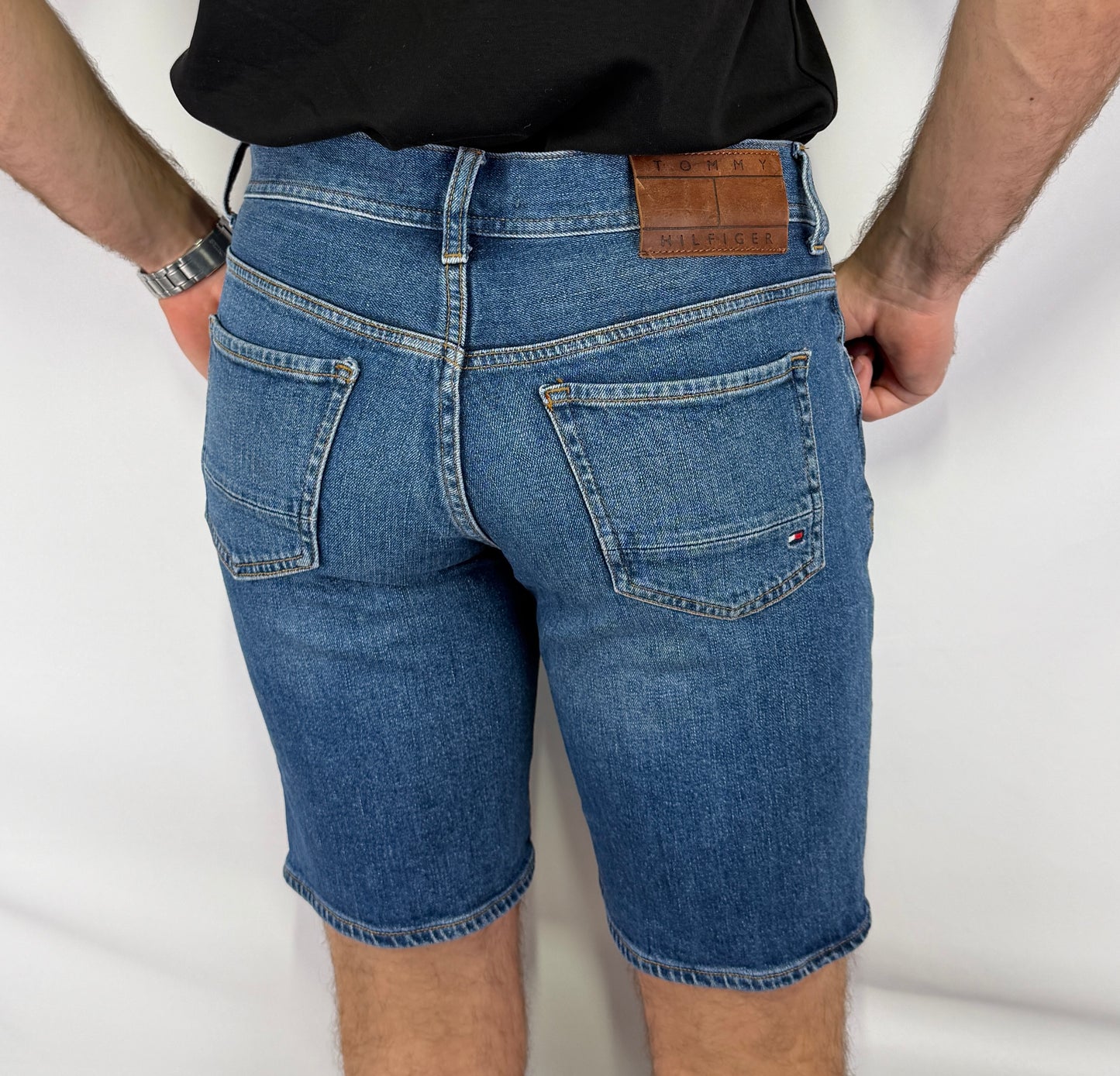 Short en jean Tommy Hilfiger taille W31 en très bon état. Pièce seconde main premium sélectionnée par Comptoir Masculin. Expédition rapide depuis la France.
