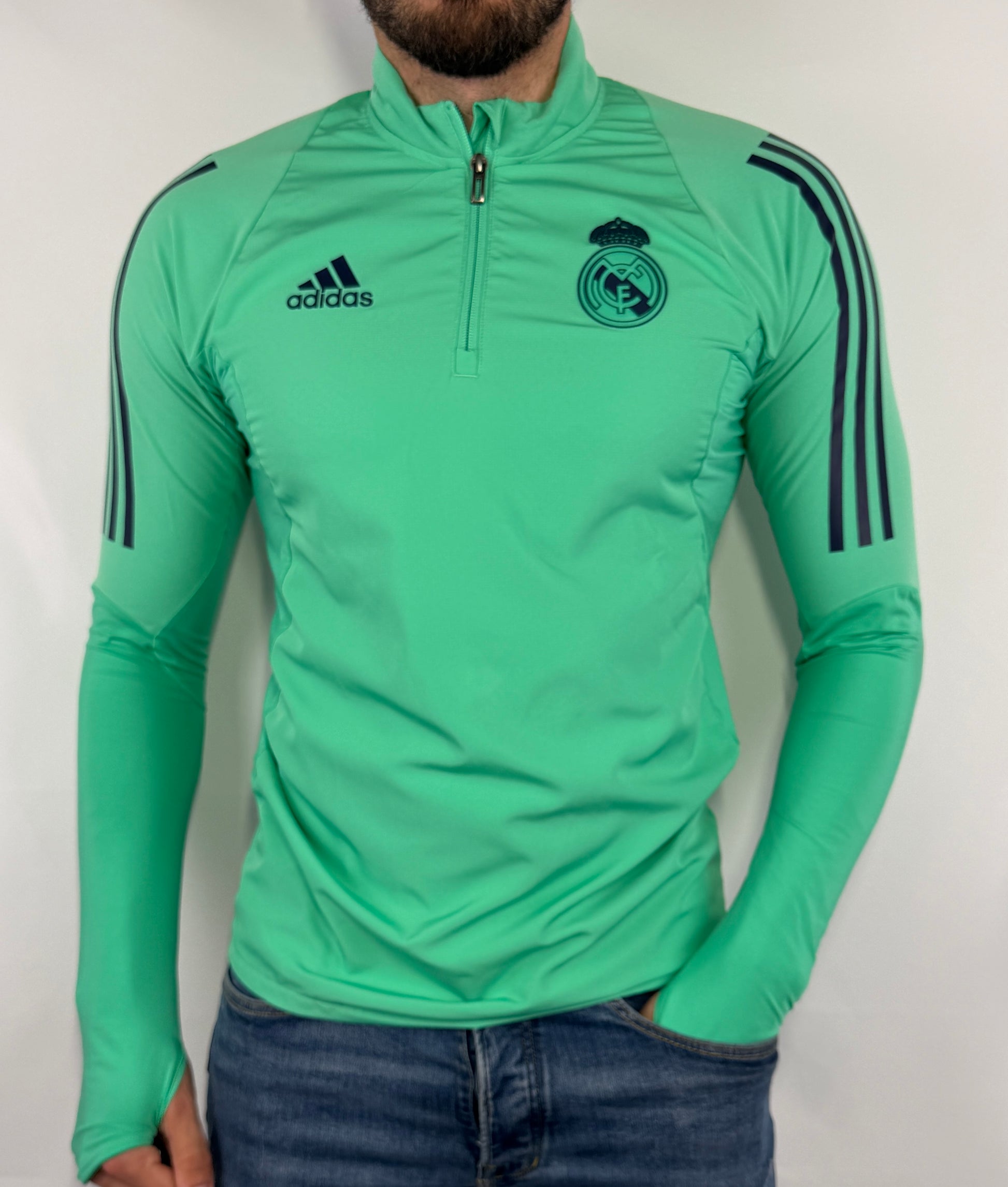 Sweat Adidas Real Madrid homme Taille XS en très bon état. Pièce seconde main premium sélectionnée par Comptoir Masculin. Expédition rapide depuis la France.