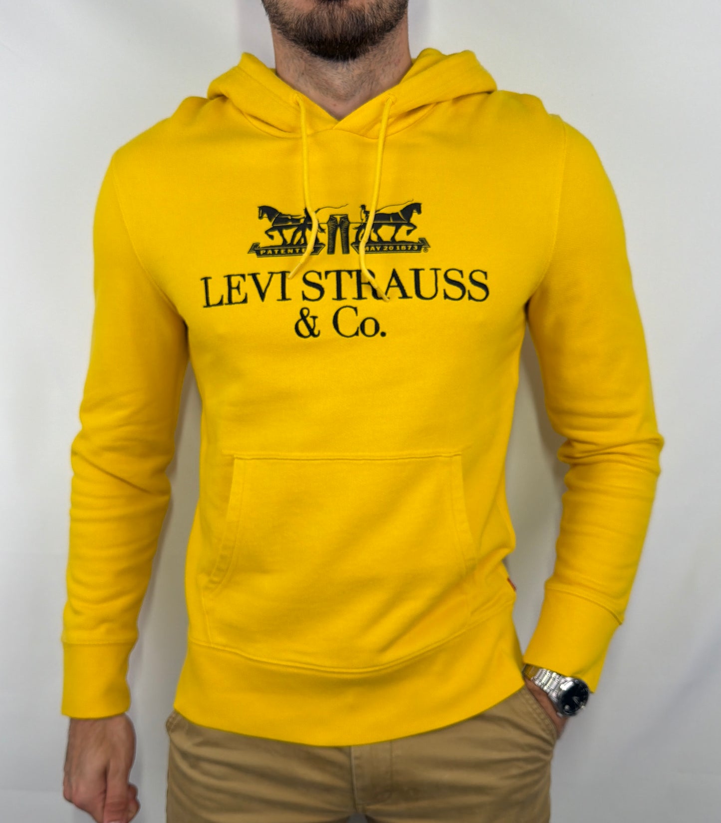 Sweat à capuche Levi’s homme taille S en très bon état. Pièce seconde main premium sélectionnée par Comptoir Masculin. Expédition rapide depuis la France.