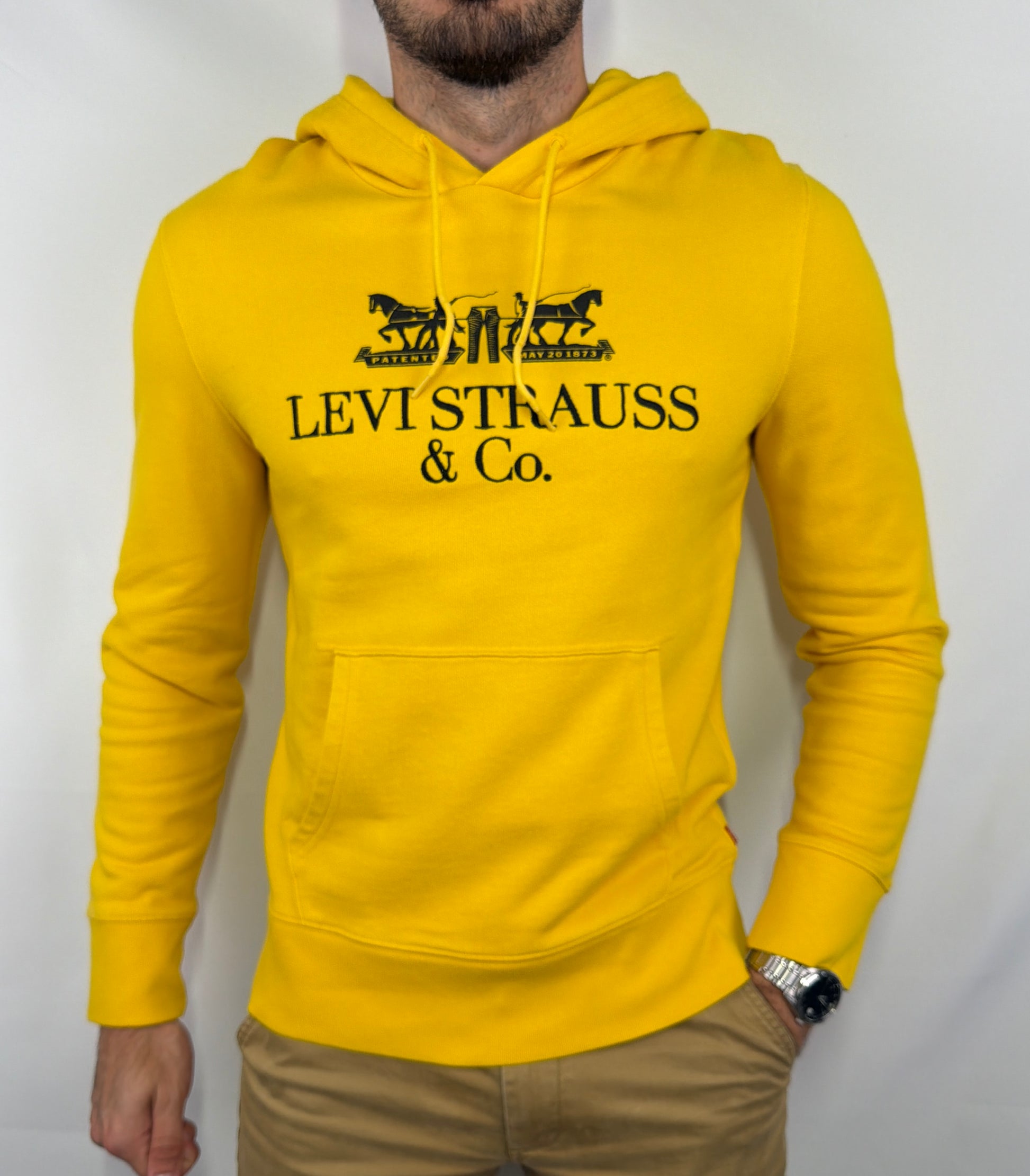 Sweat à capuche Levi’s homme taille S en très bon état. Pièce seconde main premium sélectionnée par Comptoir Masculin. Expédition rapide depuis la France.