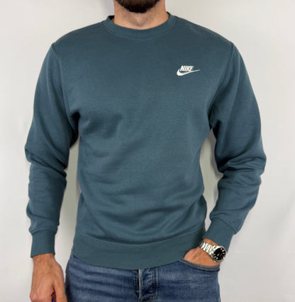 Sweat Nike bleu pétrole homme taille XS en très bon état. Pièce seconde main premium sélectionnée par Comptoir Masculin. Expédition rapide depuis la France.