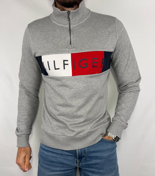 Sweat Tommy Hilfiger homme taille M en très bon état. Pièce seconde main premium sélectionnée par Comptoir Masculin. Expédition rapide depuis la France.