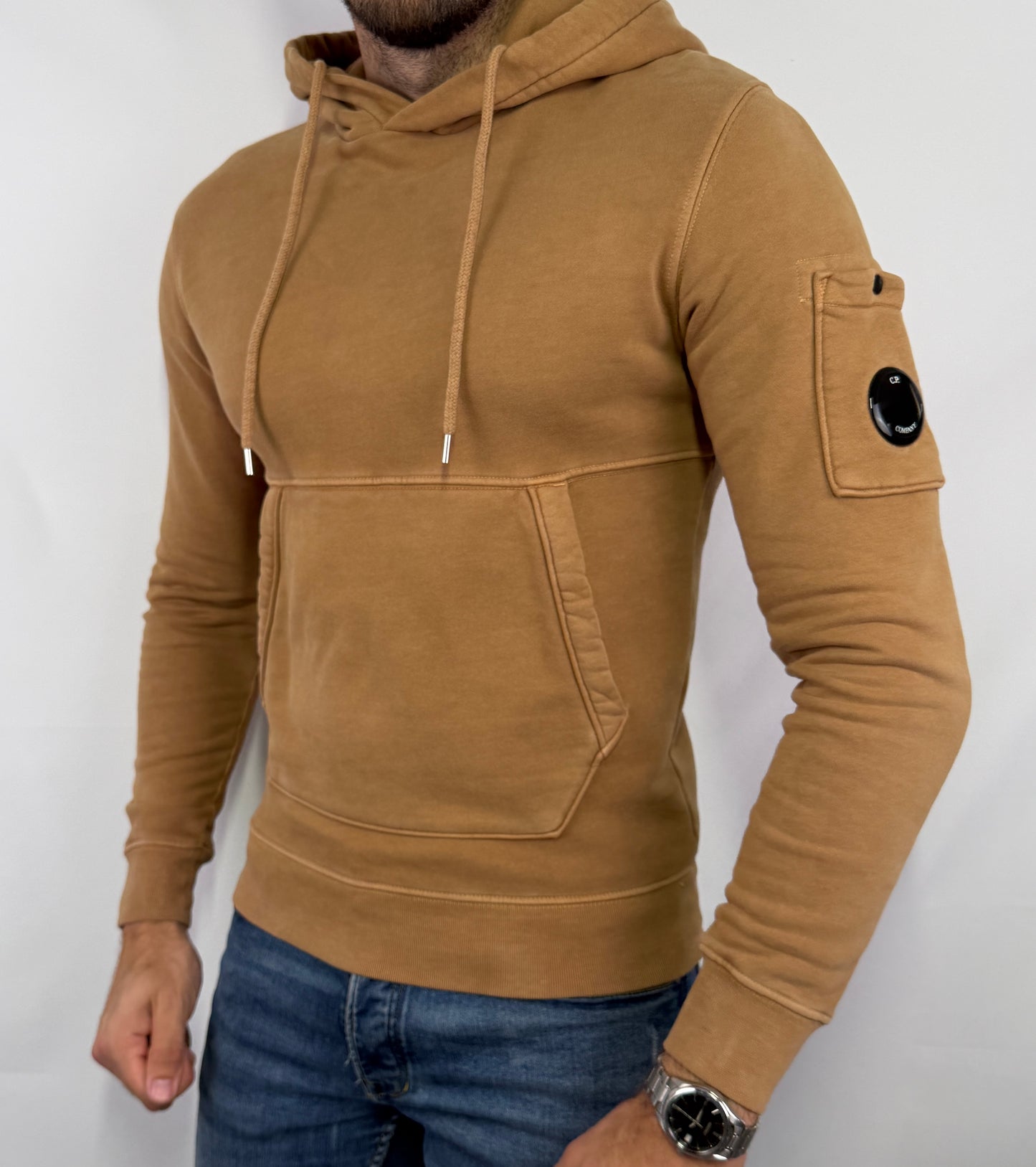 Sweat à capuche CP Company homme taille S en très bon état. Pièce seconde main premium sélectionnée par Comptoir Masculin. Expédition rapide depuis la France.