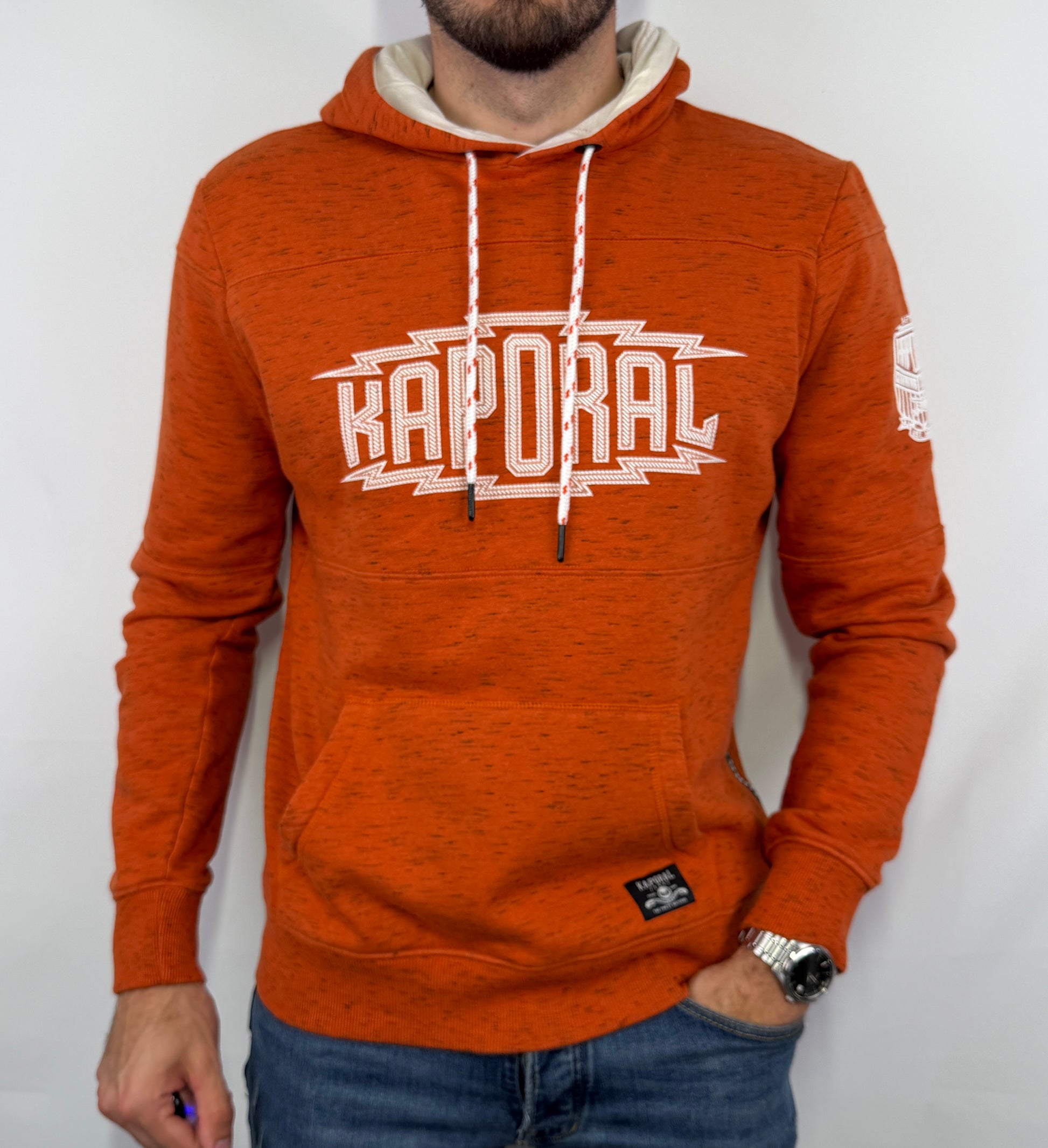 Sweat à capuche Kaporal homme taille M en très bon état. Pièce seconde main premium sélectionnée par Comptoir Masculin. Expédition rapide depuis la France.