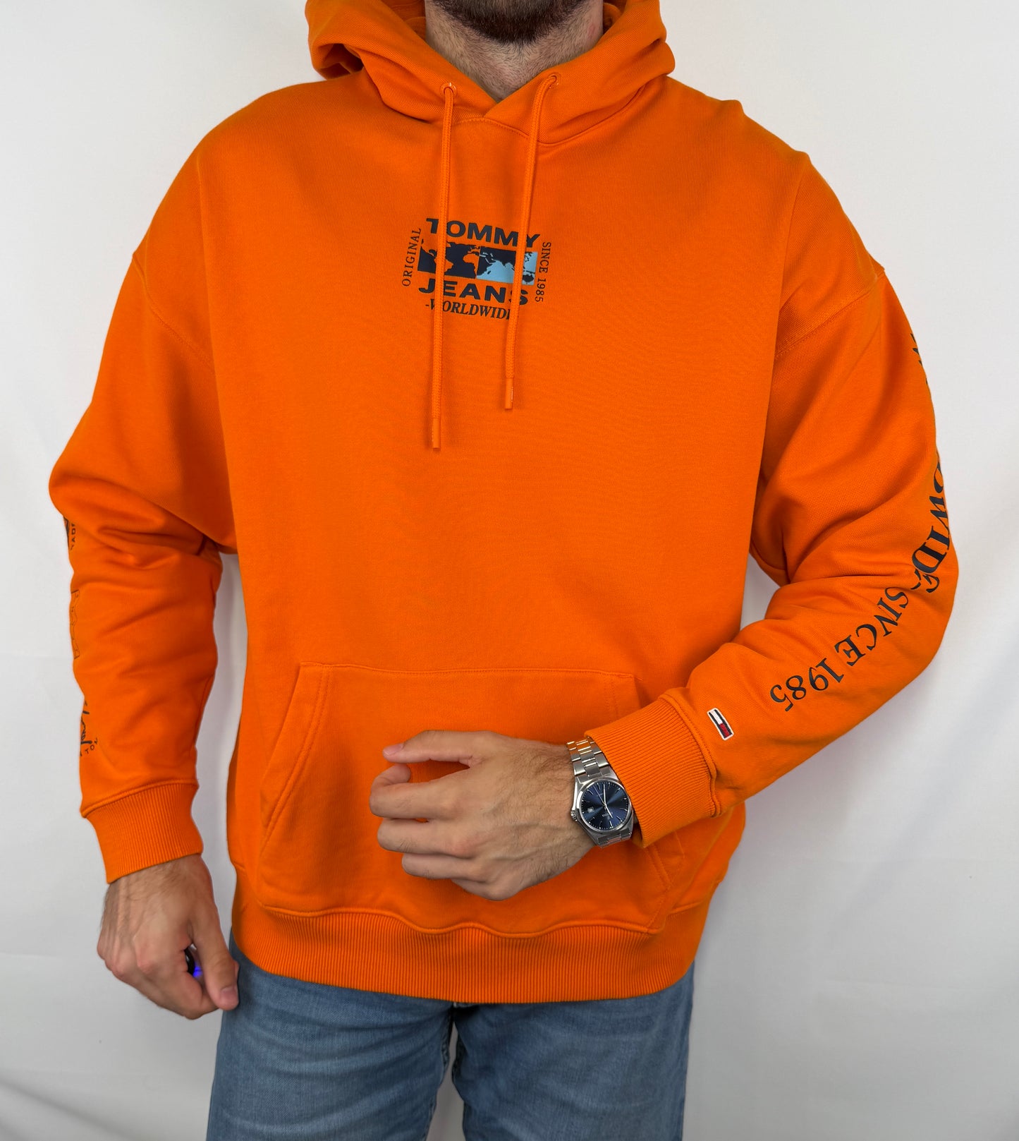 Sweat à capuche Tommy Jeans homme taille M en très bon état. Pièce seconde main premium sélectionnée par Comptoir Masculin. Expédition rapide depuis la France.
