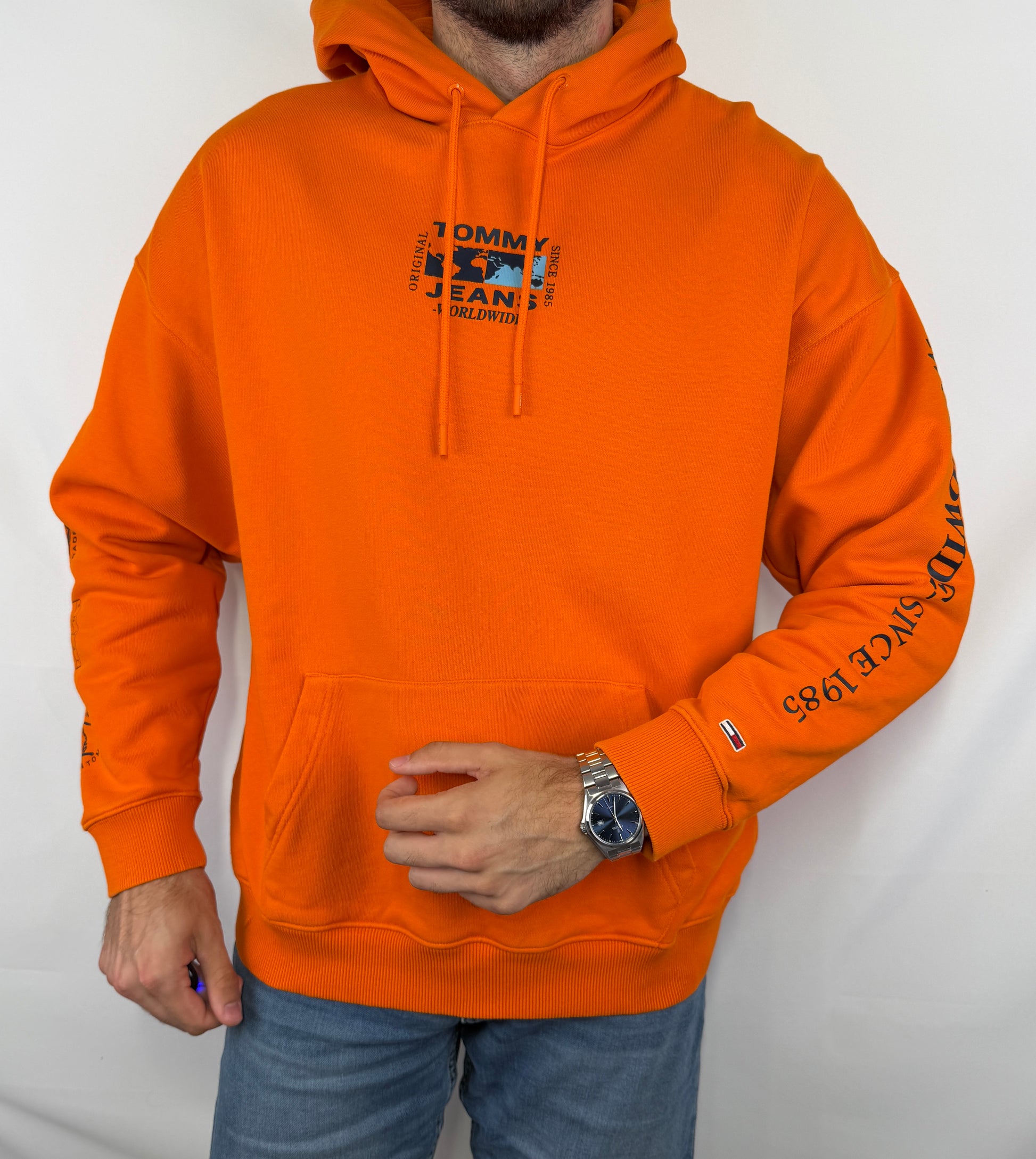 Sweat à capuche Tommy Jeans homme taille M en très bon état. Pièce seconde main premium sélectionnée par Comptoir Masculin. Expédition rapide depuis la France.