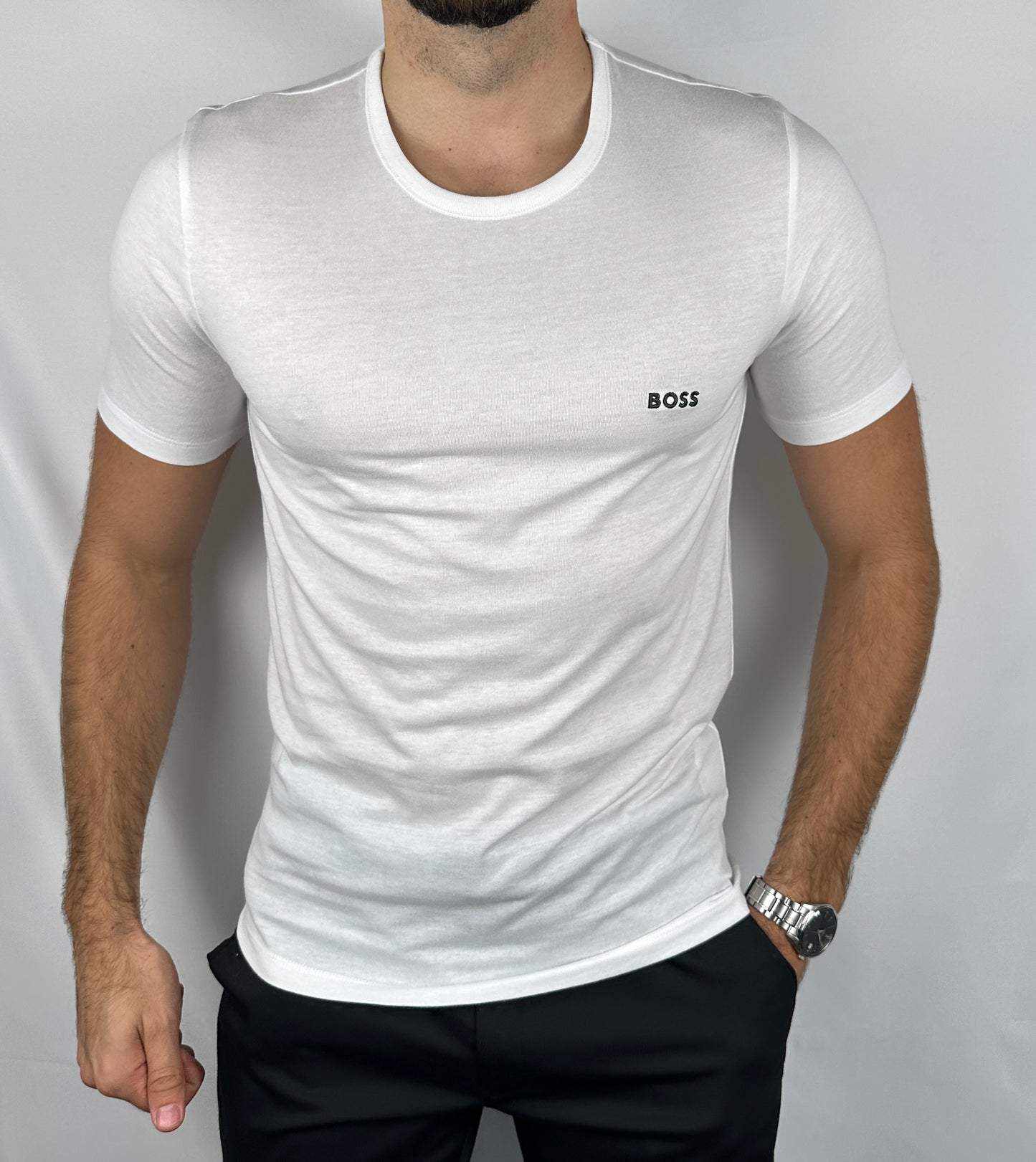 T-shirt Hugo Boss homme taille S en parfait état. Pièce seconde main premium sélectionnée par Comptoir Masculin. Expédition rapide depuis la France.