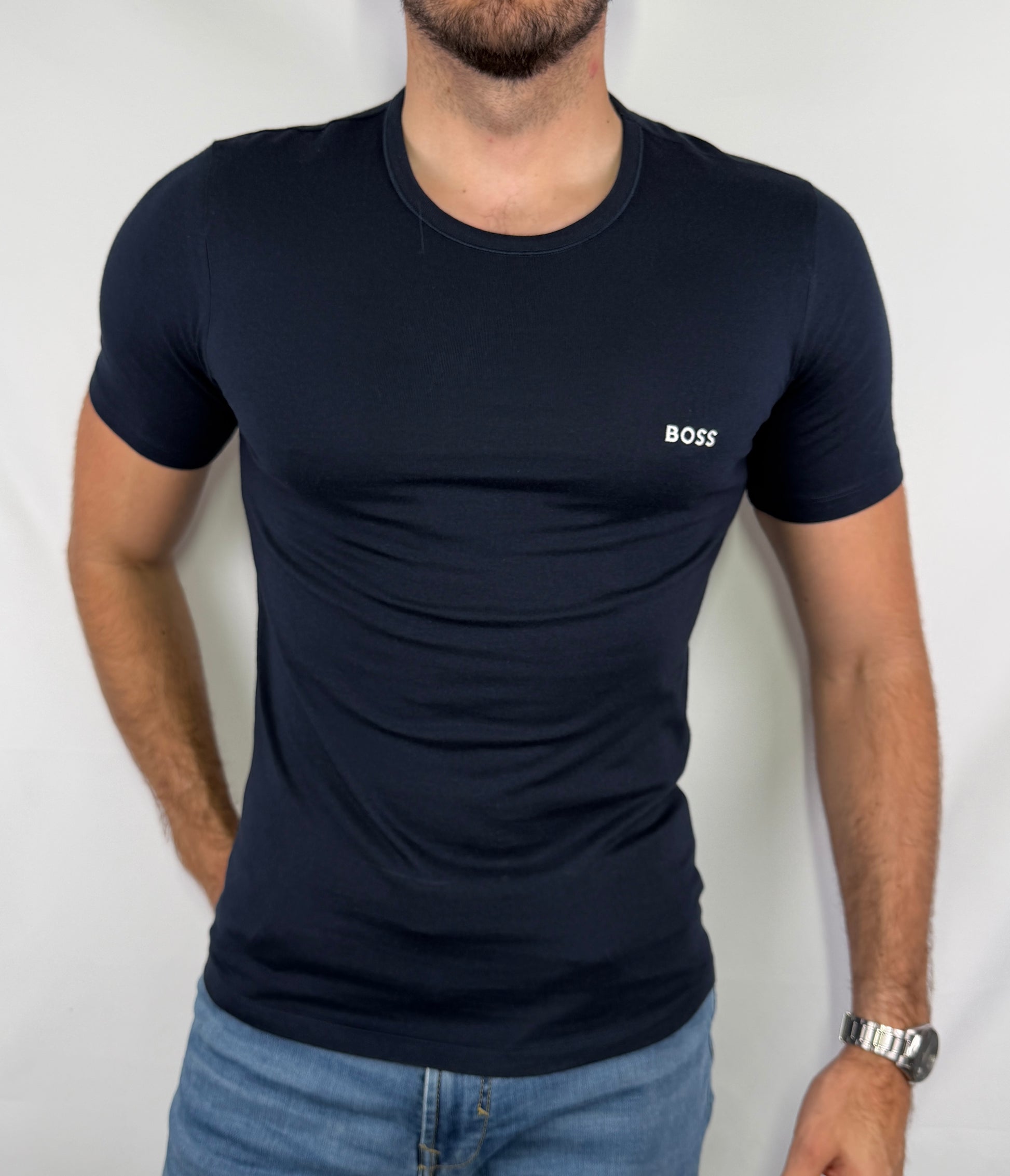 T-shirt Hugo Boss homme taille S en parfait état. Pièce seconde main premium sélectionnée par Comptoir Masculin. Expédition rapide depuis la France.
