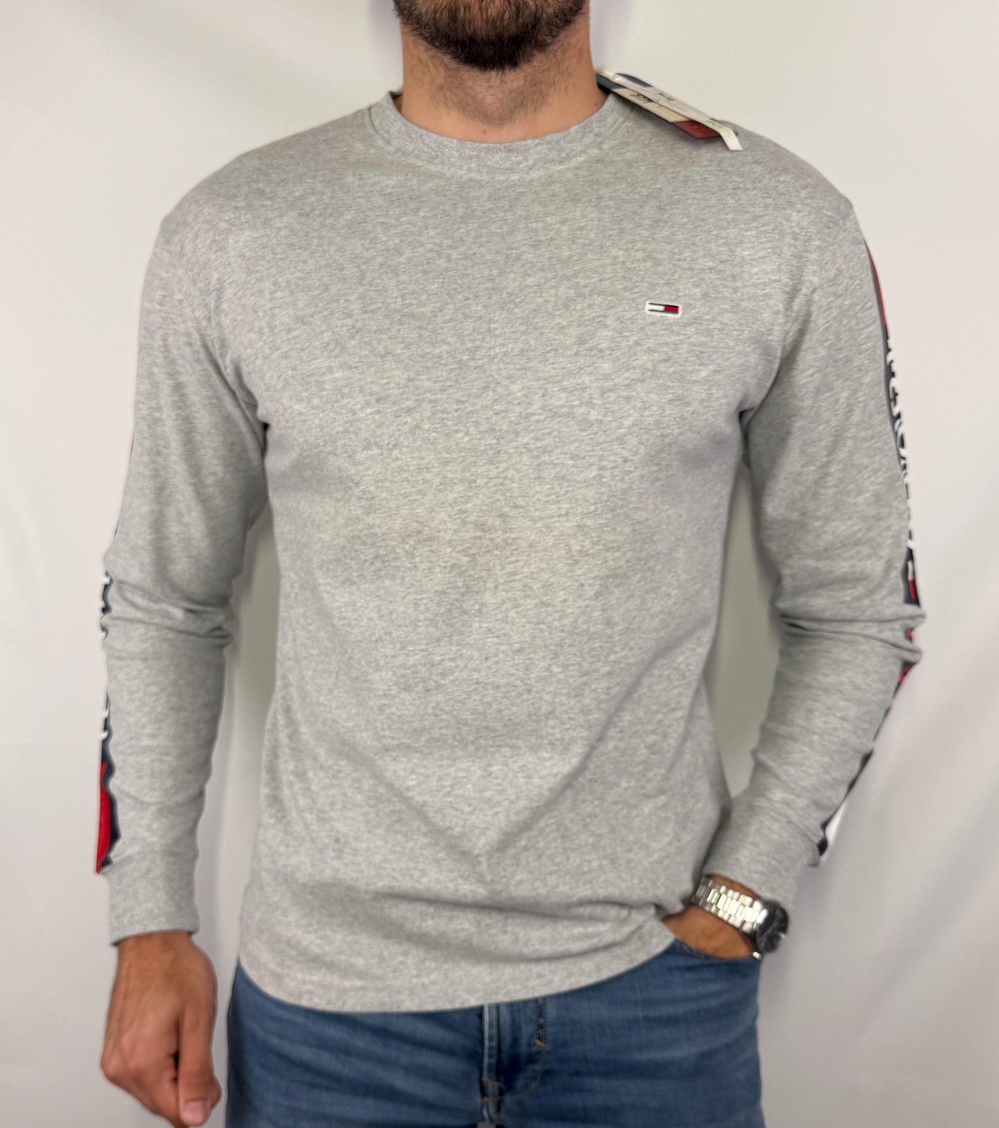 T-shirt Tommy Jeans gris clair - Taille S neuf. Pièce premium sélectionnée par Comptoir Masculin. Expédition rapide depuis la France.
