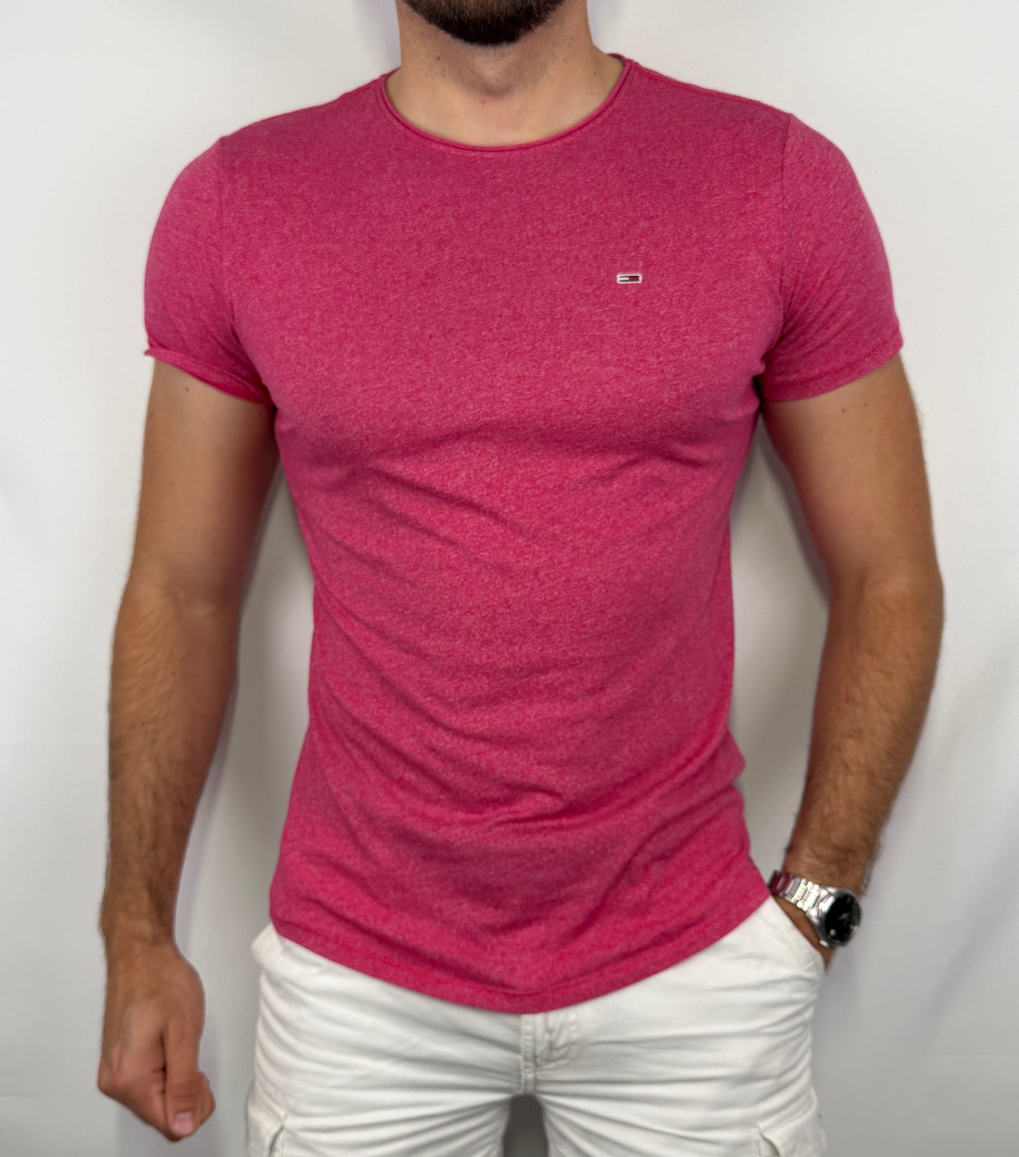 T-shirt Tommy Jeans homme taille S en très bon état. Pièce seconde main premium sélectionnée par Comptoir Masculin. Expédition rapide depuis la France.