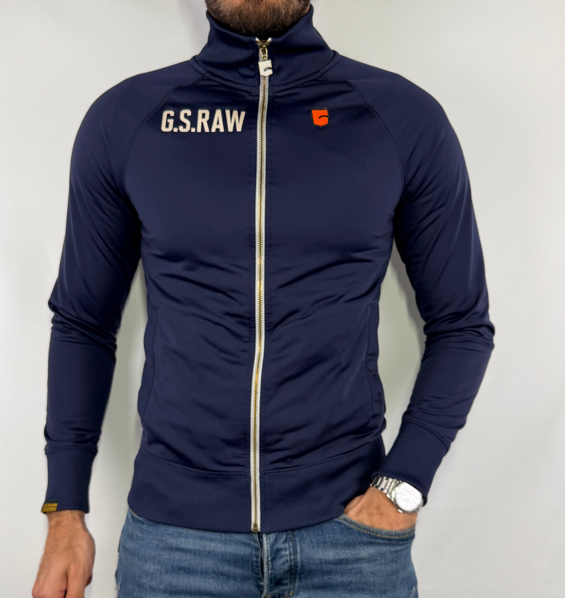 Veste G-Star bleu marine homme taille S en parfait état. Pièce seconde main premium sélectionnée par Comptoir Masculin. Expédition rapide depuis la France.