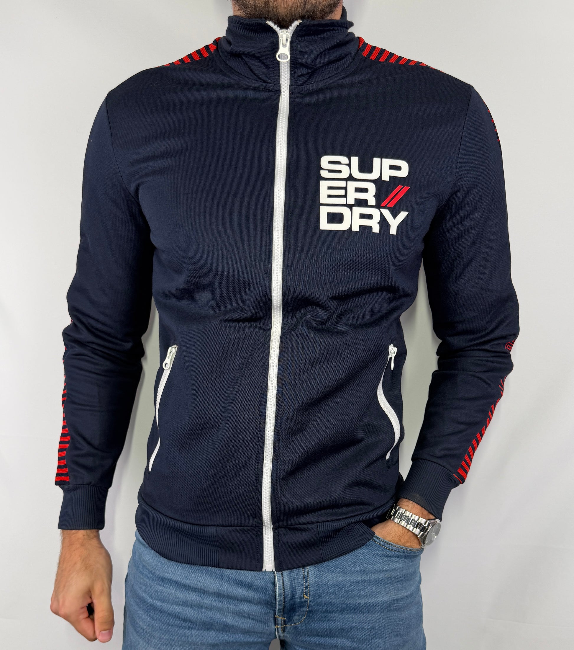 Veste Superdry Sport homme taille S en très bon état. Pièce seconde main premium sélectionnée par Comptoir Masculin. Expédition rapide depuis la France.